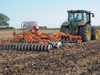 Minimum tillage soil cultivation